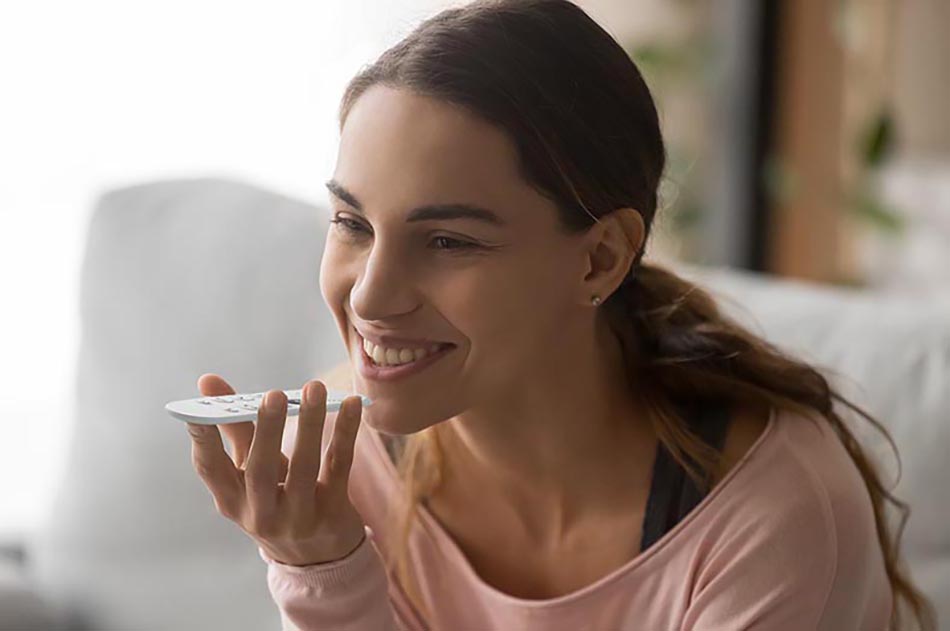 O espelho interactivo com Google Assistant é um dispositivo inovador que combina as funções de um espelho com as de um dispositivo multimédia e do assistente de voz do Google. Pode facilmente utilizar uma riqueza de funcionalidades como verificar o tempo, tomar notas de voz, ver o seu calendário, lançar aplicações de streaming, utilizar a pesquisa Google, fazer videochamadas.